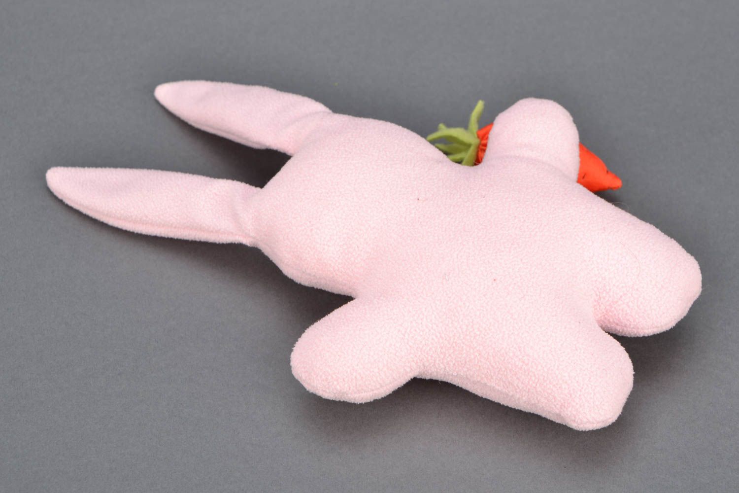 Jouet mou fait main lapin rose avec carotte photo 4