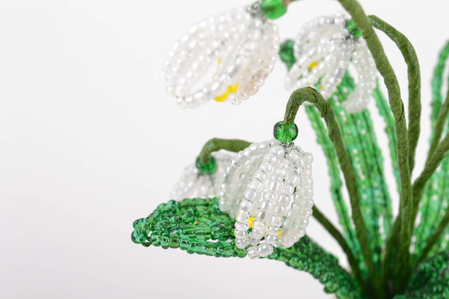 Handgemachte dekorative Blumen aus Glasperlen Schneeglöckchen in der Vase foto 2