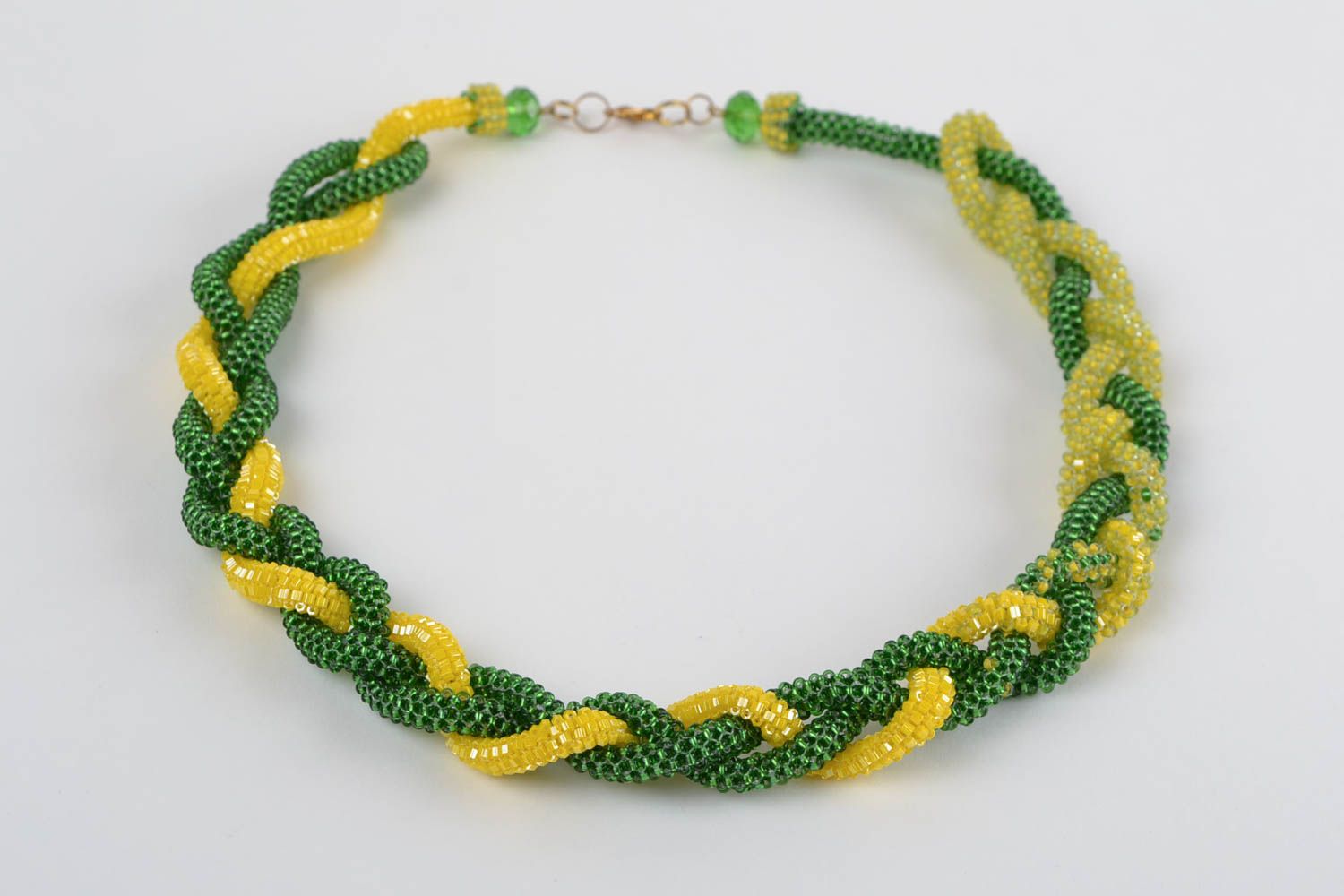 Зеленое с желтым ожерелье из бисера ручной работы связанное крючком Лариат фото 4