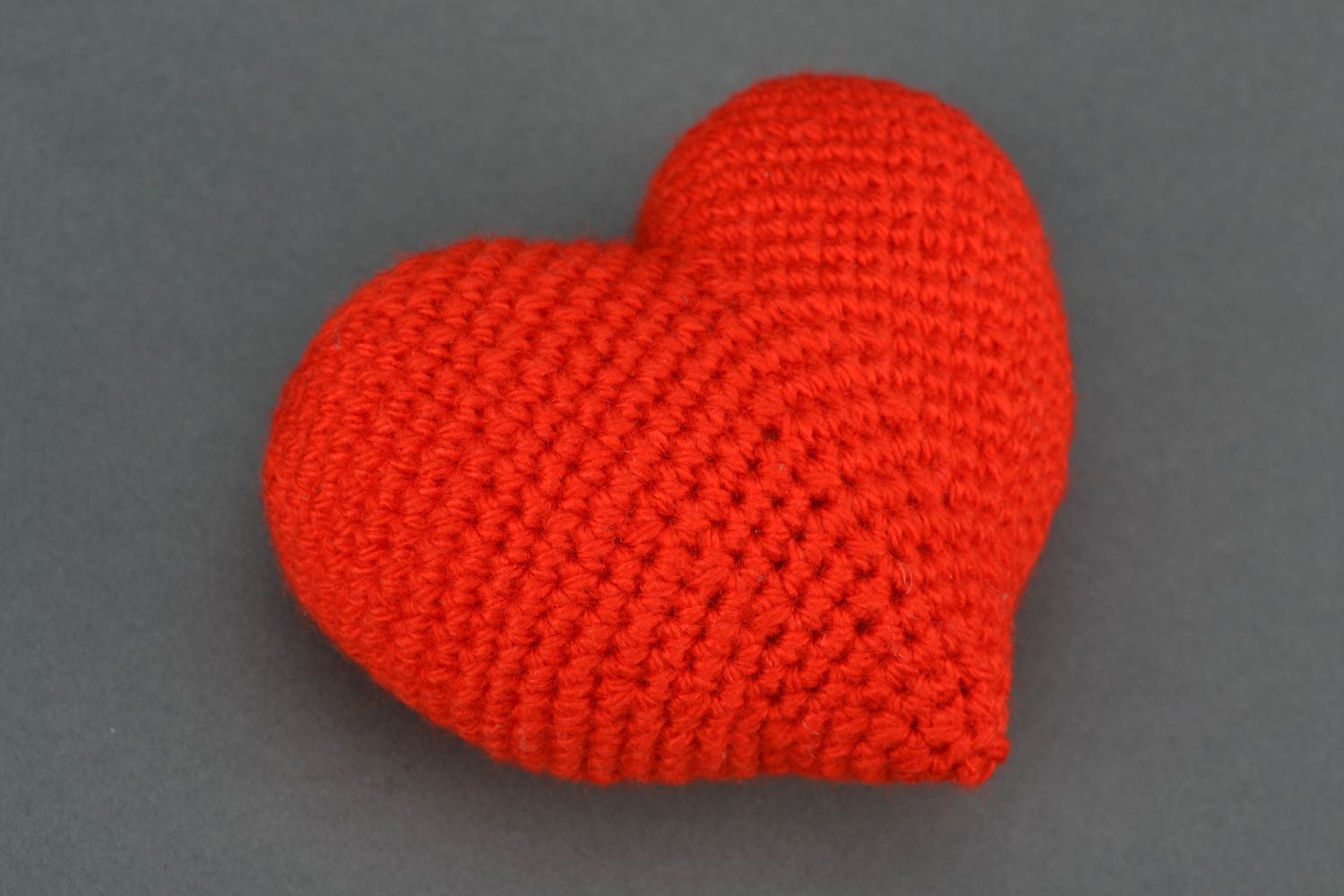 Petite peluche tricotée en forme de coeur rouge photo 1