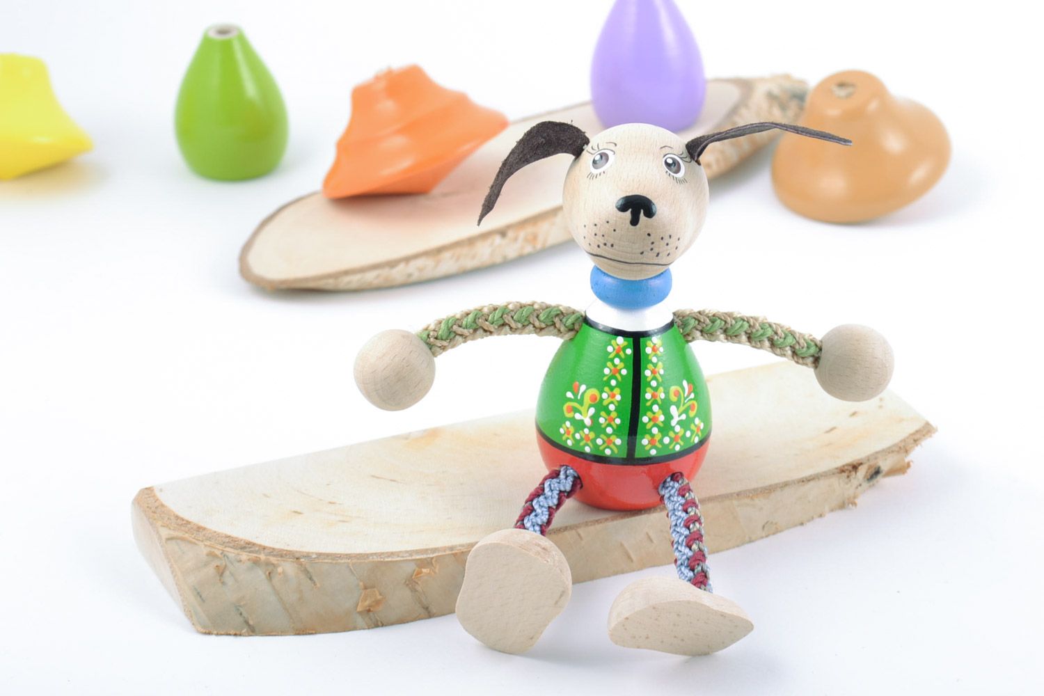 Petit jouet chien en bois peint chien en costume vert fait main pour enfant photo 1