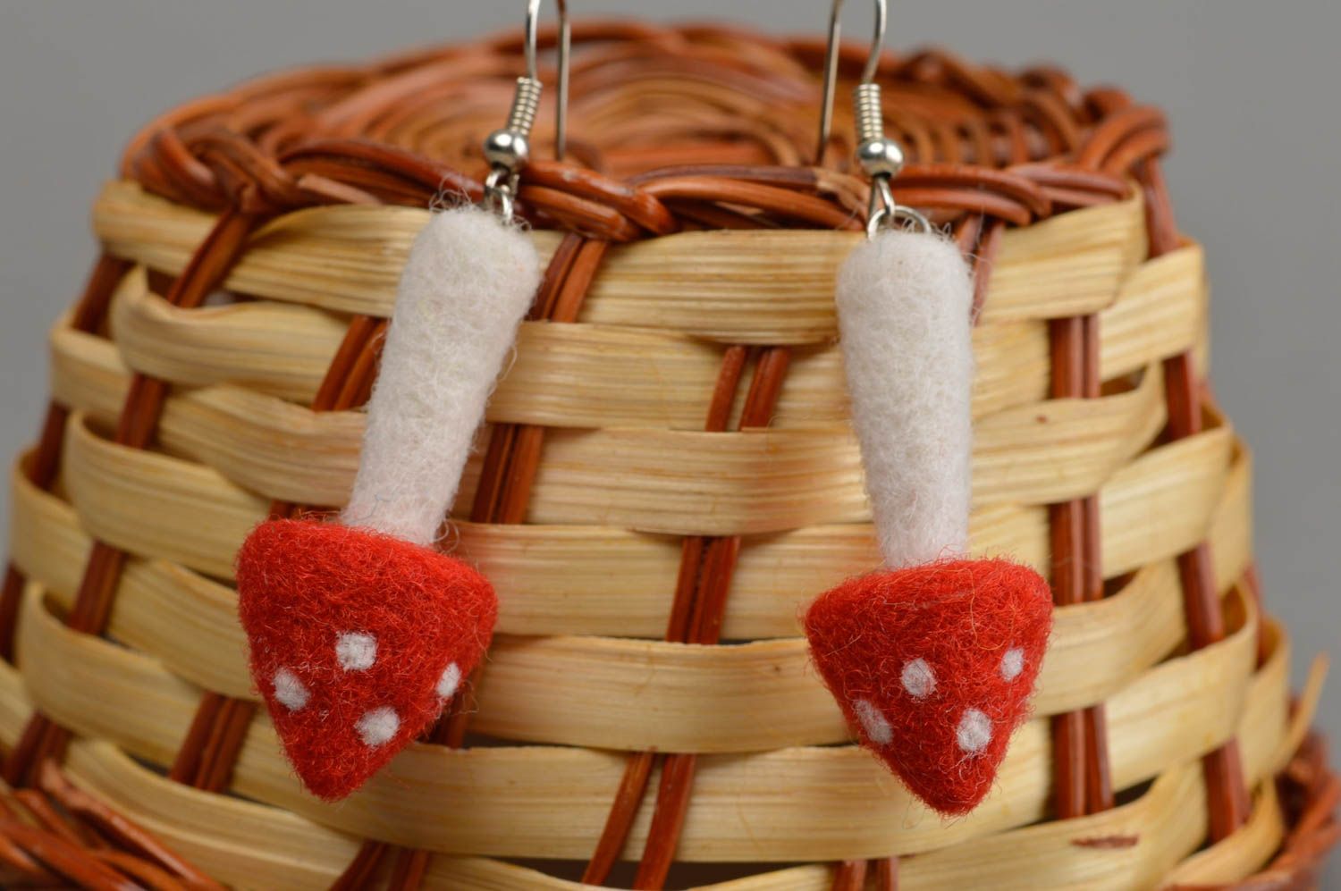 Boucles d'oreilles en laine feutrée pendantes faites main en forme d'amanite photo 1