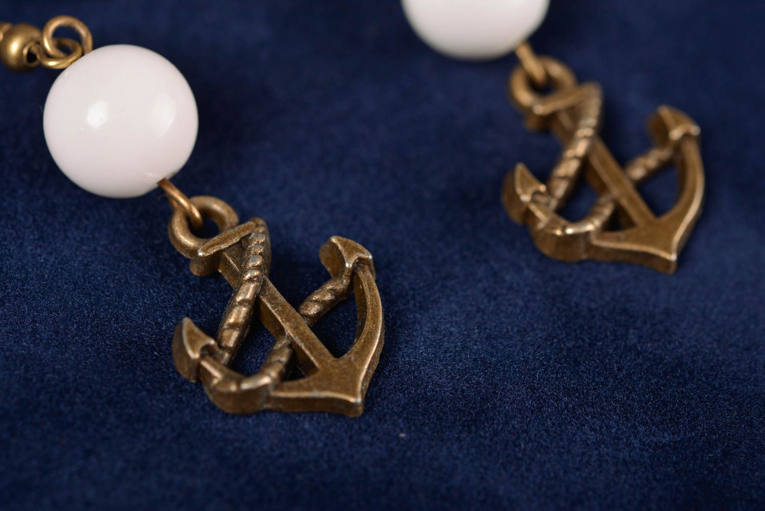 Handmade Anker Ohrringe aus Metall mit Perlen künstlerisch elegant klein  foto 3