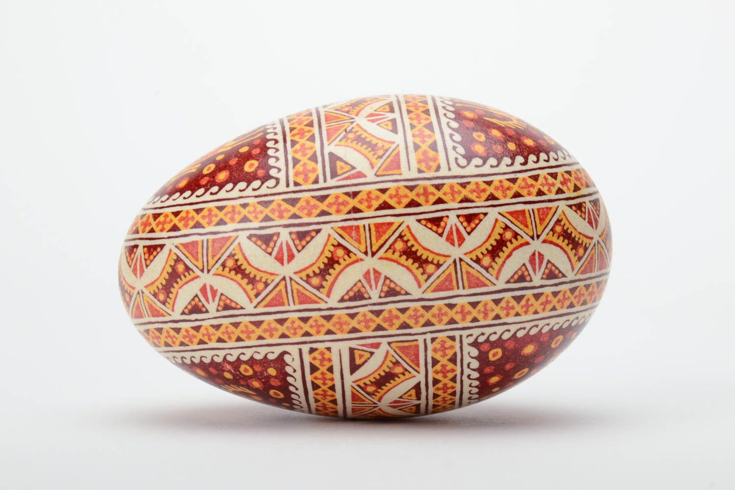 Huevo de Pascua de ganso artesanal pintado con ornamentos en técnica de cera rojo foto 3