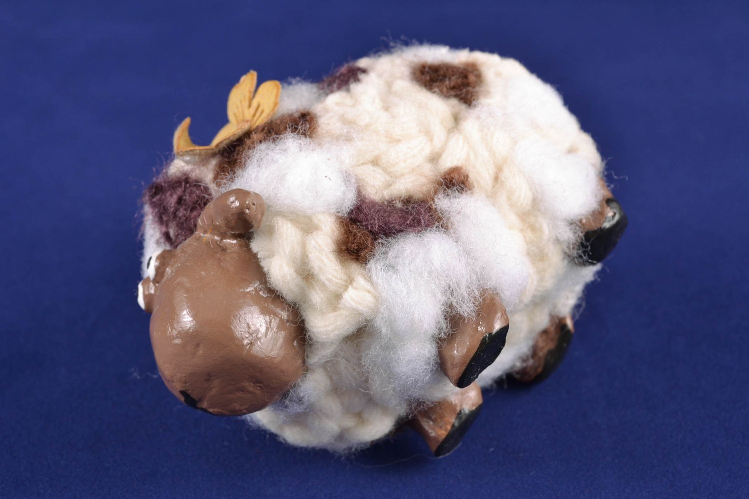 Фигурка из папье-маше овечка с цветком  фото 4