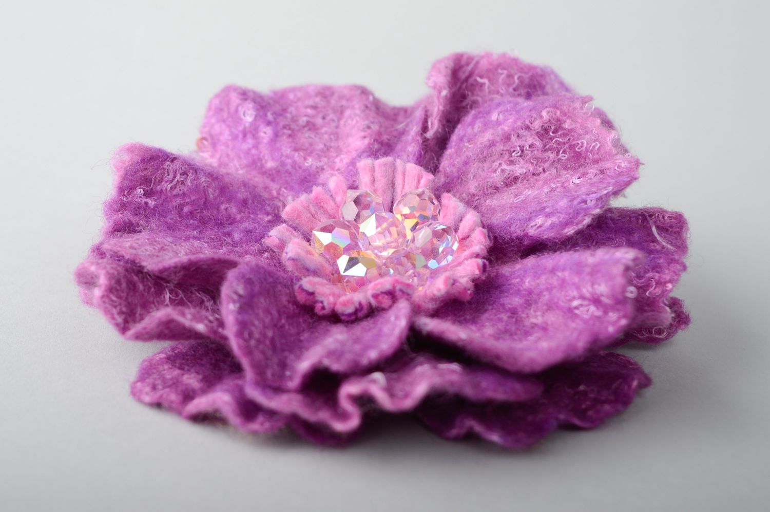 Broche en laine feutrée violette faite main photo 4
