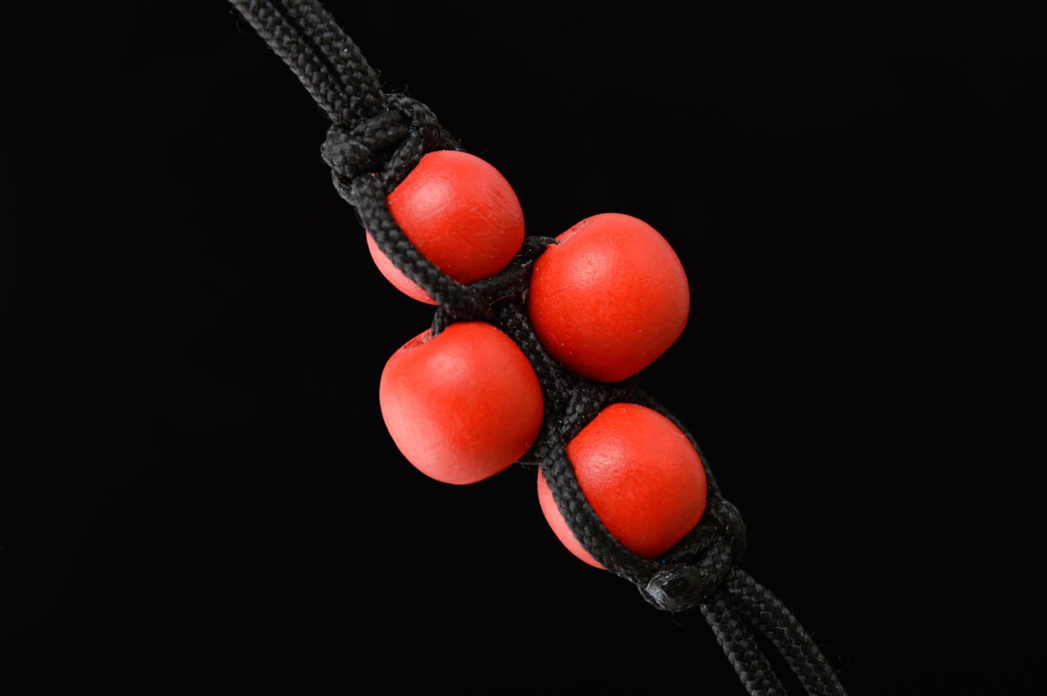 Long porte-clés en fils et perles rouges de bois technique de macramé fait main  photo 5