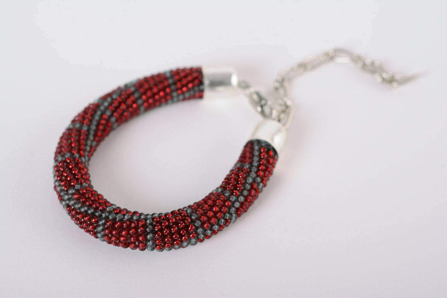 Bracelet spirale en perles de rocaille fait main original rouge ornementé photo 1