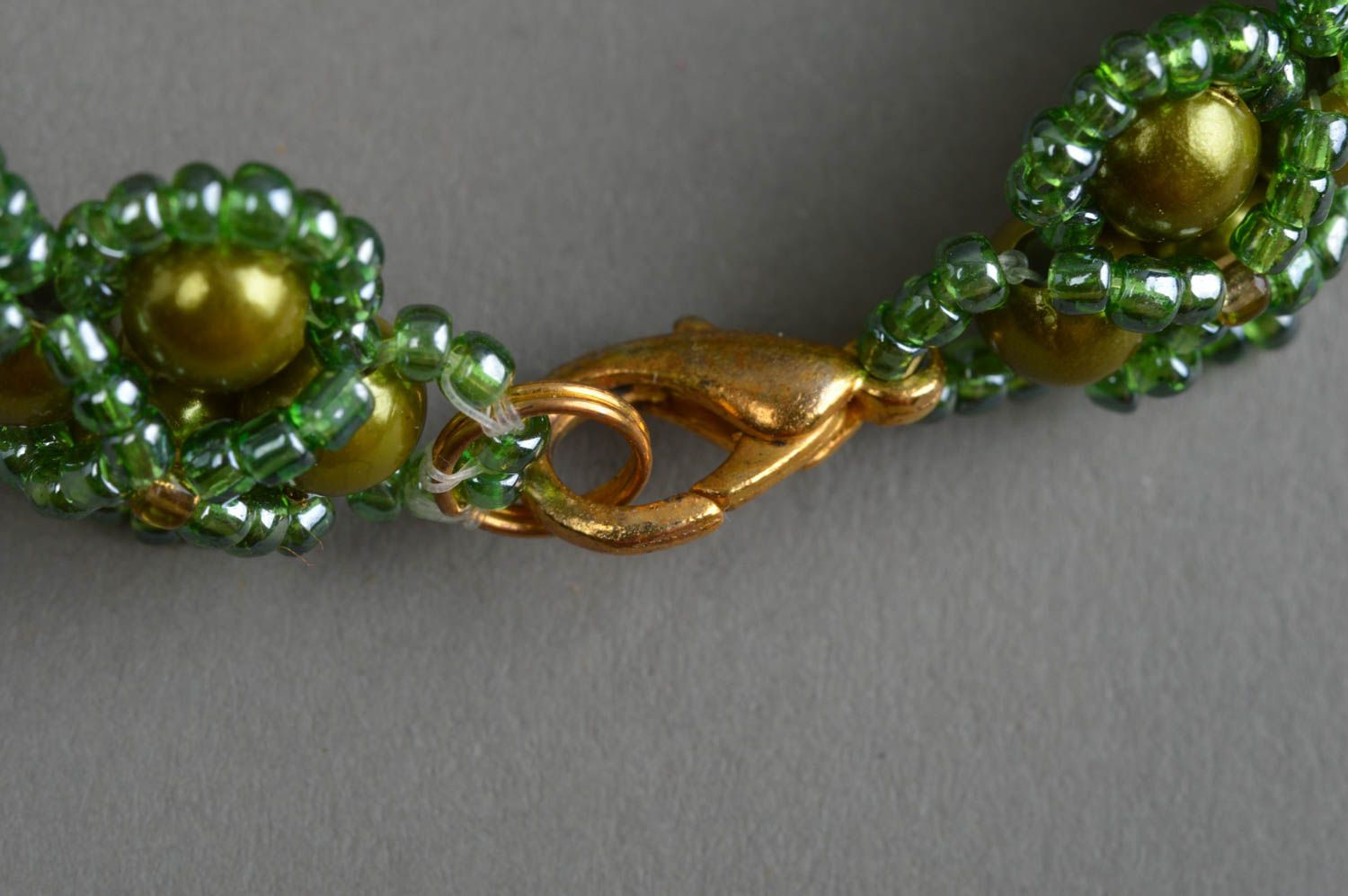 Яркий браслет на руку из бисера и бусин ручной работы красивый Зеленые петли фото 3