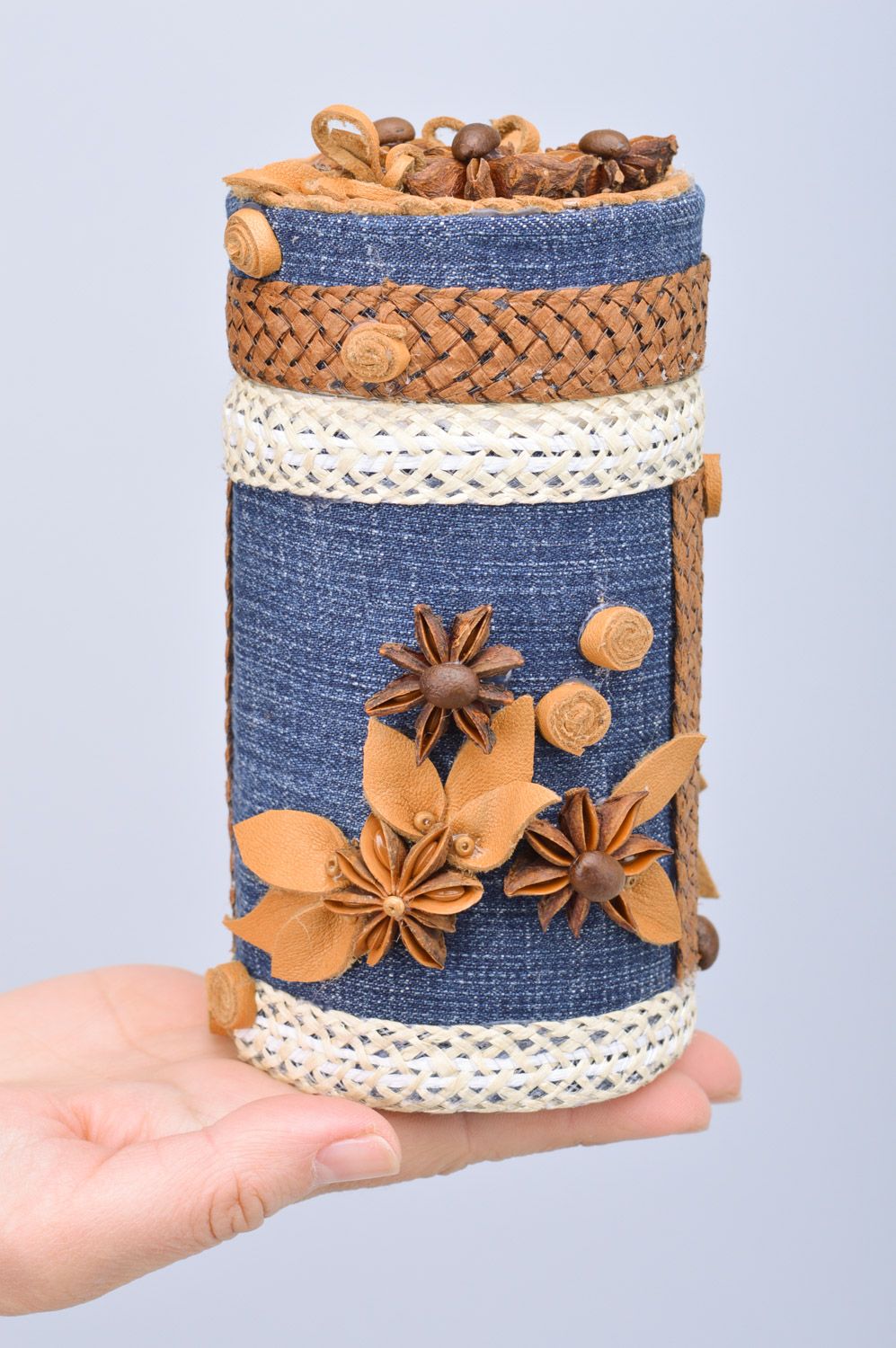 Petite boîte cylindrique déco revêtue de jean faite main avec fleurs en cuir   photo 3