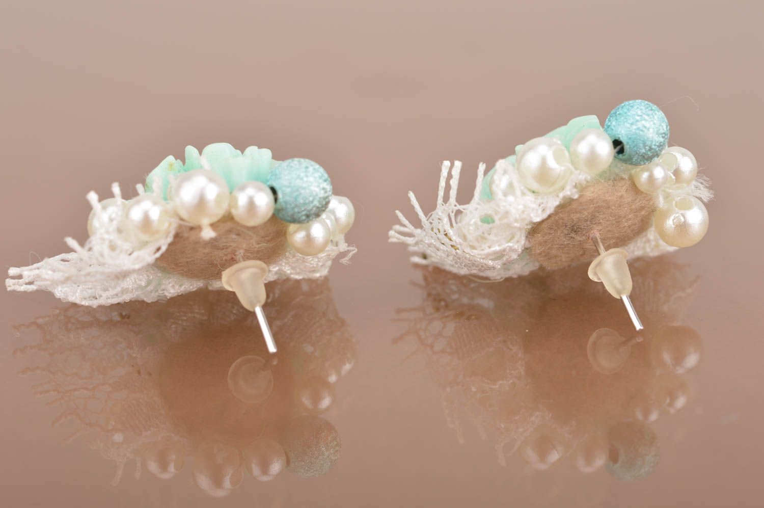 Petites boucles d'oreilles puces bleu blanc faites main avec dentelle et fleurs photo 5