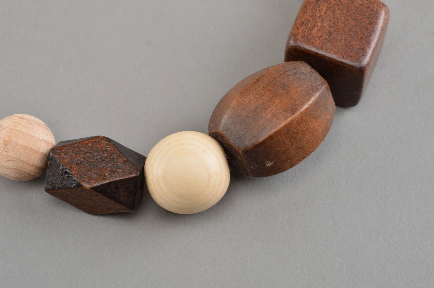 Collier en perles de bois de formes et tailles différentes sur cordon fait main photo 4