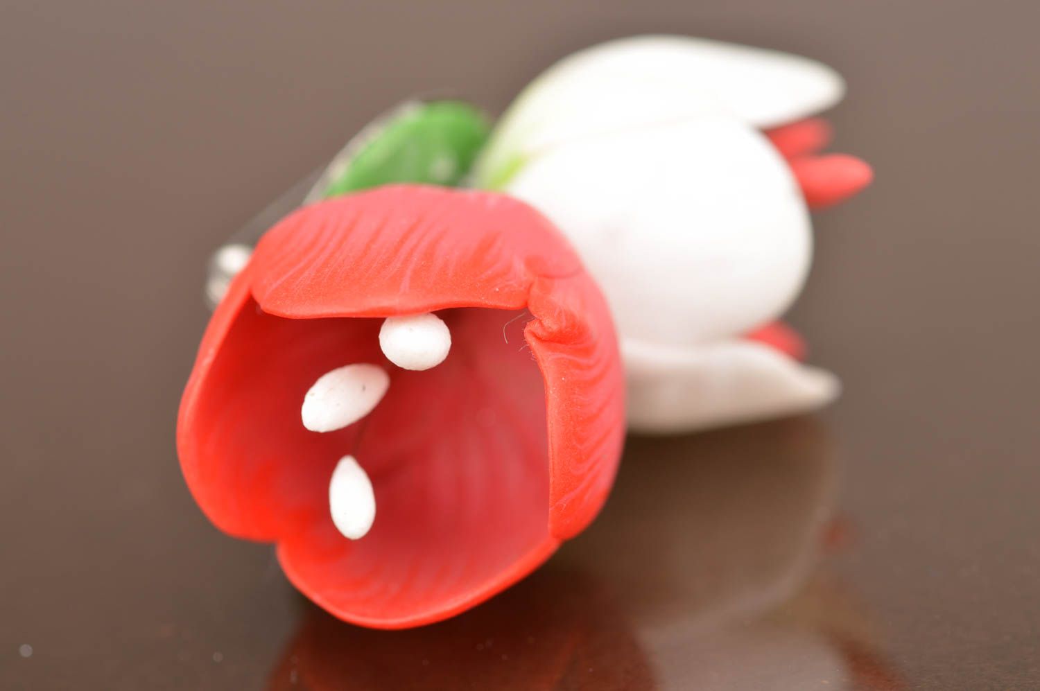 Broche en pâte polymère avec fleurs faite main Lis accessoire rouge blanc photo 4