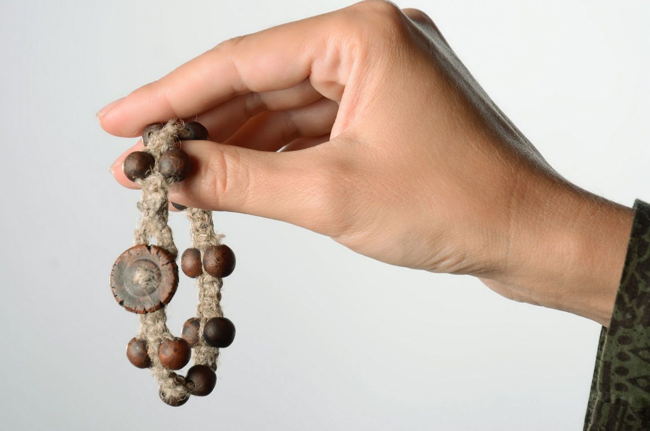 Плетеный браслет из глиняных бусин и льняной нити фото 4