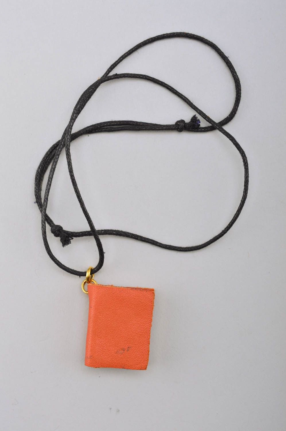 Pendentif livre orange Bijou fait main en cuir et carton sur cordon Cadeau femme photo 2