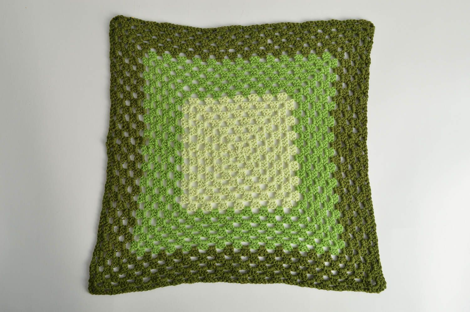 Napperon tricoté vert carré ajouré fait main au crochet en fils de demi-coton photo 3