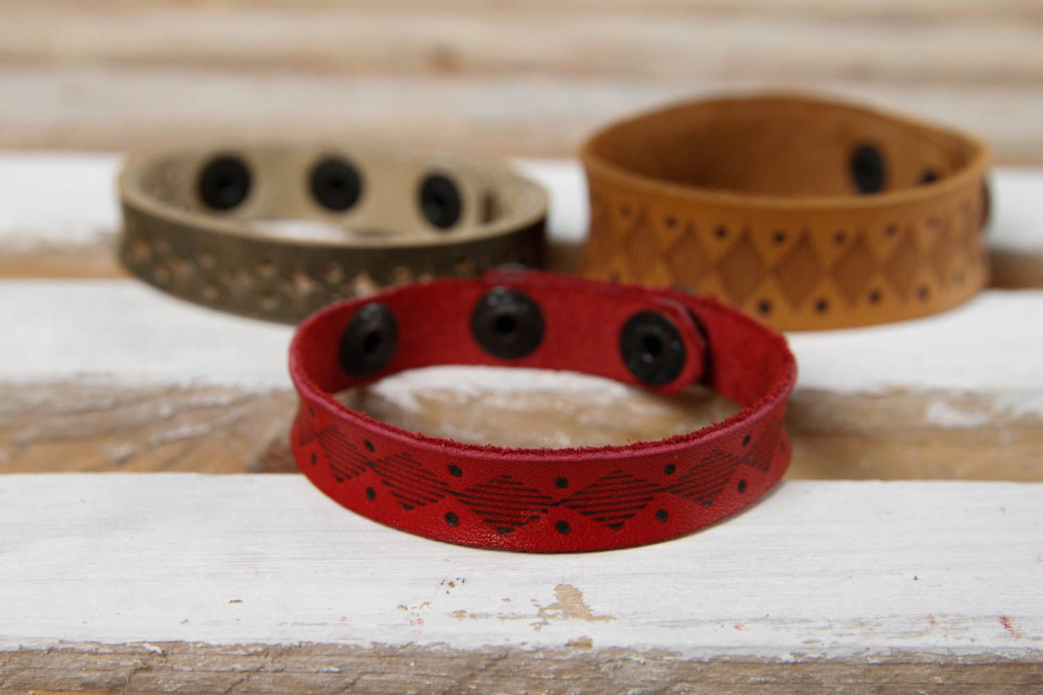 Bracelet en cuir Bijou fait main rouge avec ornement Accessoire tendance photo 1