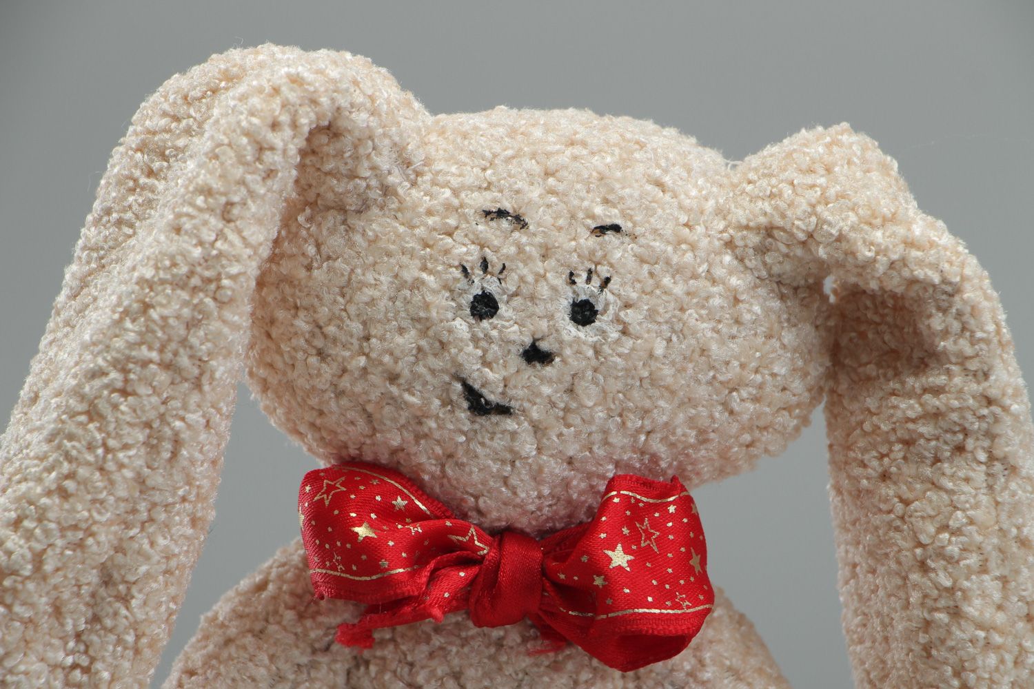 Игрушка заяц с длинными ушами плюшевый бежевого цвета для детей  фото 2