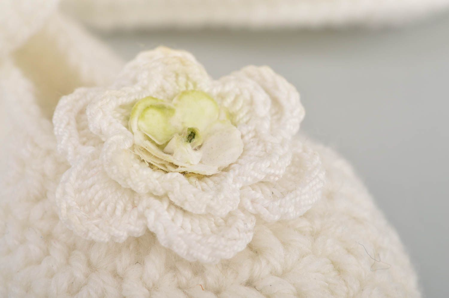 Chaussons de bébé blancs en coton naturel tricotés au crochet faits main photo 3