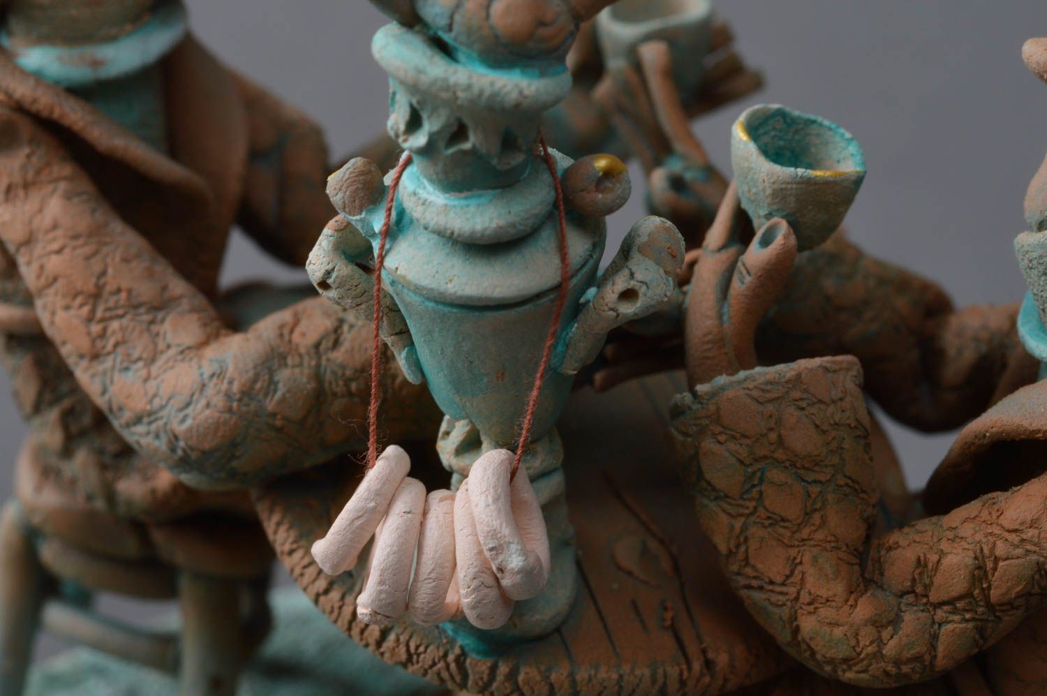 Красивая глиняная статуэтка забавная миниатюра ручной работы Веселое застолье фото 3