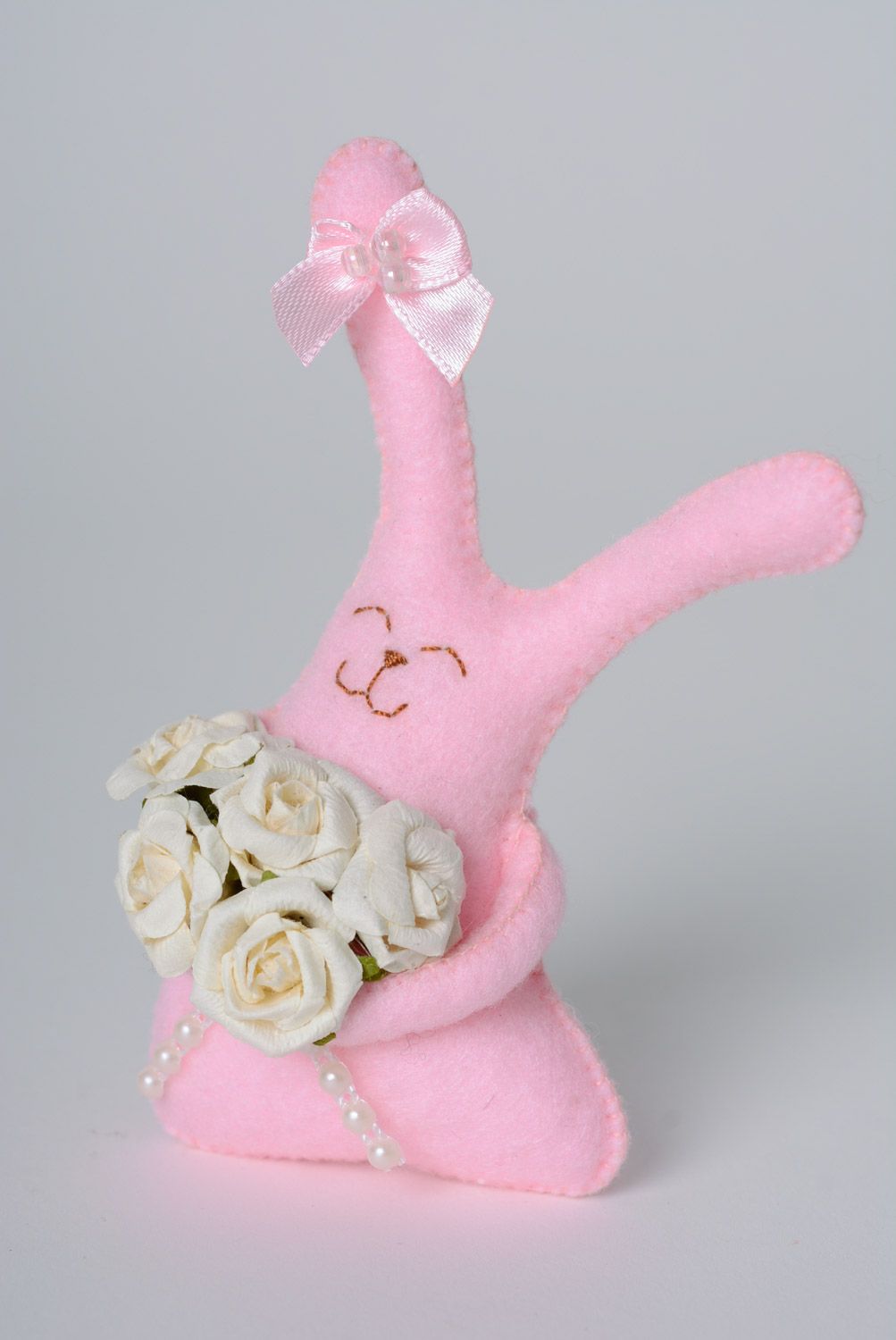 Petite peluche en feutre rose lapin avec roses blanches faite main amusante photo 1
