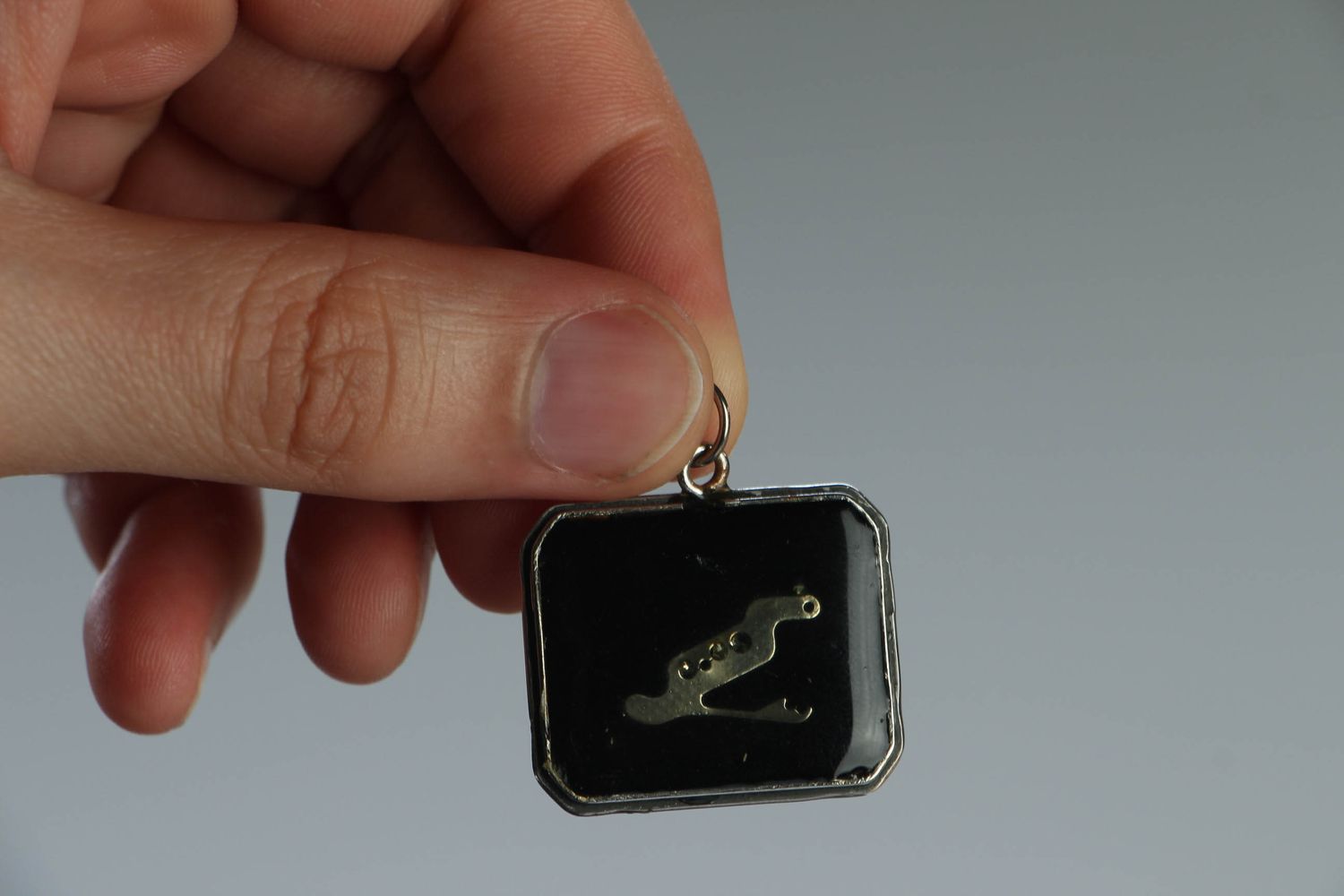 Neck pendant with clockwork detail photo 3