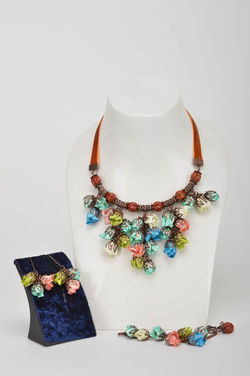 Комплект украшений из атласных лент колье браслет и серьги с цветами хенд мейд фото 1
