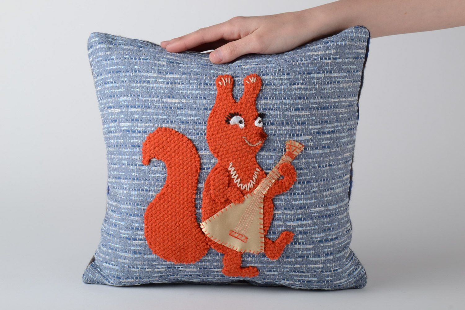 Dekoratives Sofa Kissen handmade mit Bezug Eichhörnchen für Kinderzimmer  foto 5