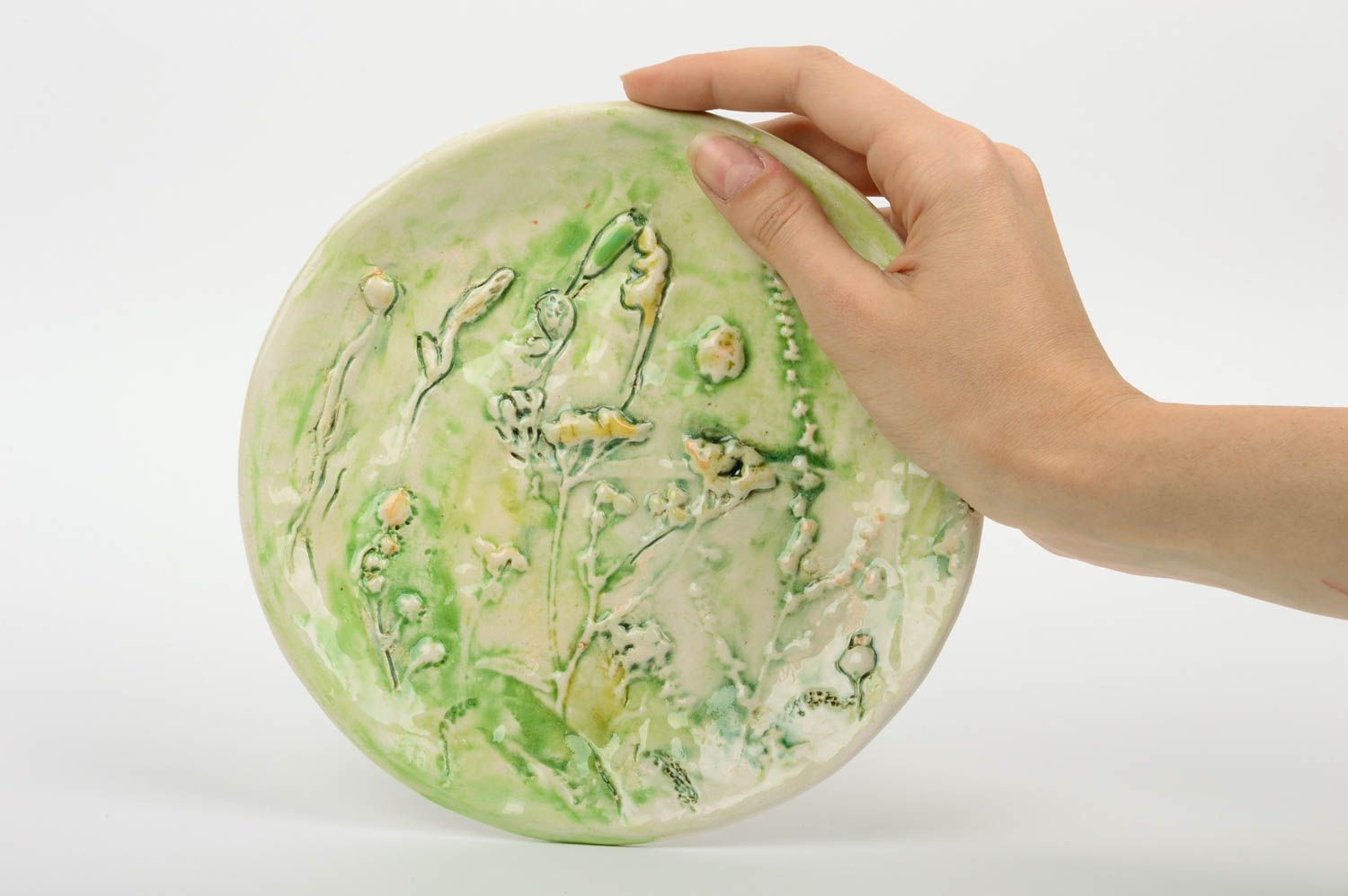 Салатовая керамическая тарелка расписанная глазурью ручной работы красивая фото 3