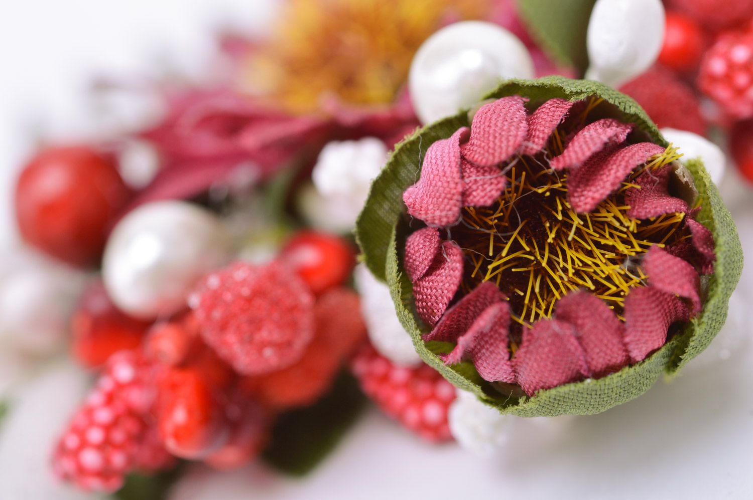 Peigne à cheveux en métal fait main avec chrysanthèmes et baies artificiels photo 4