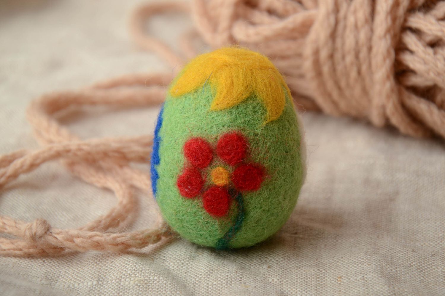 Oeuf de Pâques décoratif fait main original en laine photo 1