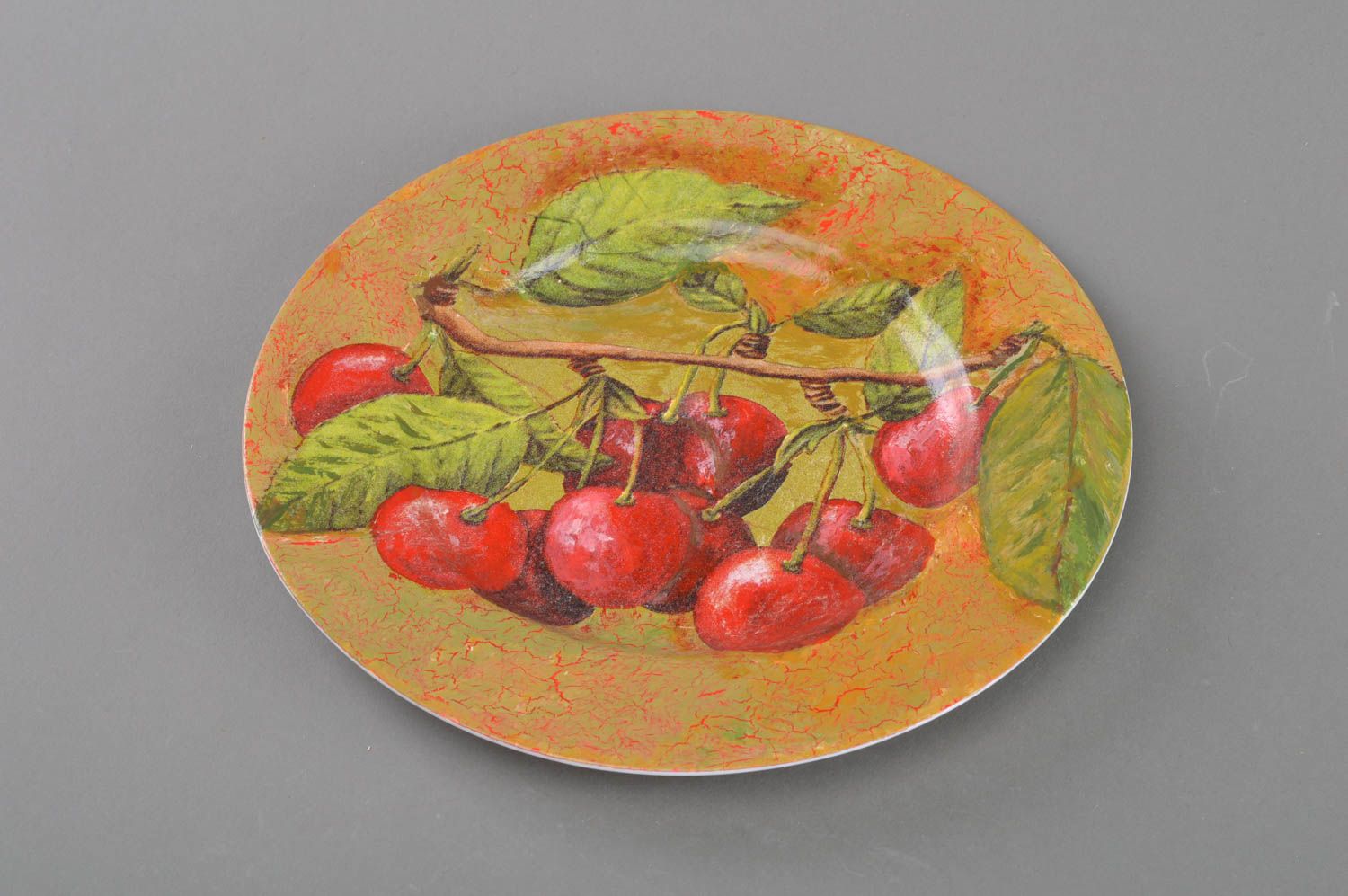 Стеклянная тарелка в технике декупаж ручной работы для декора дома Вишни фото 1
