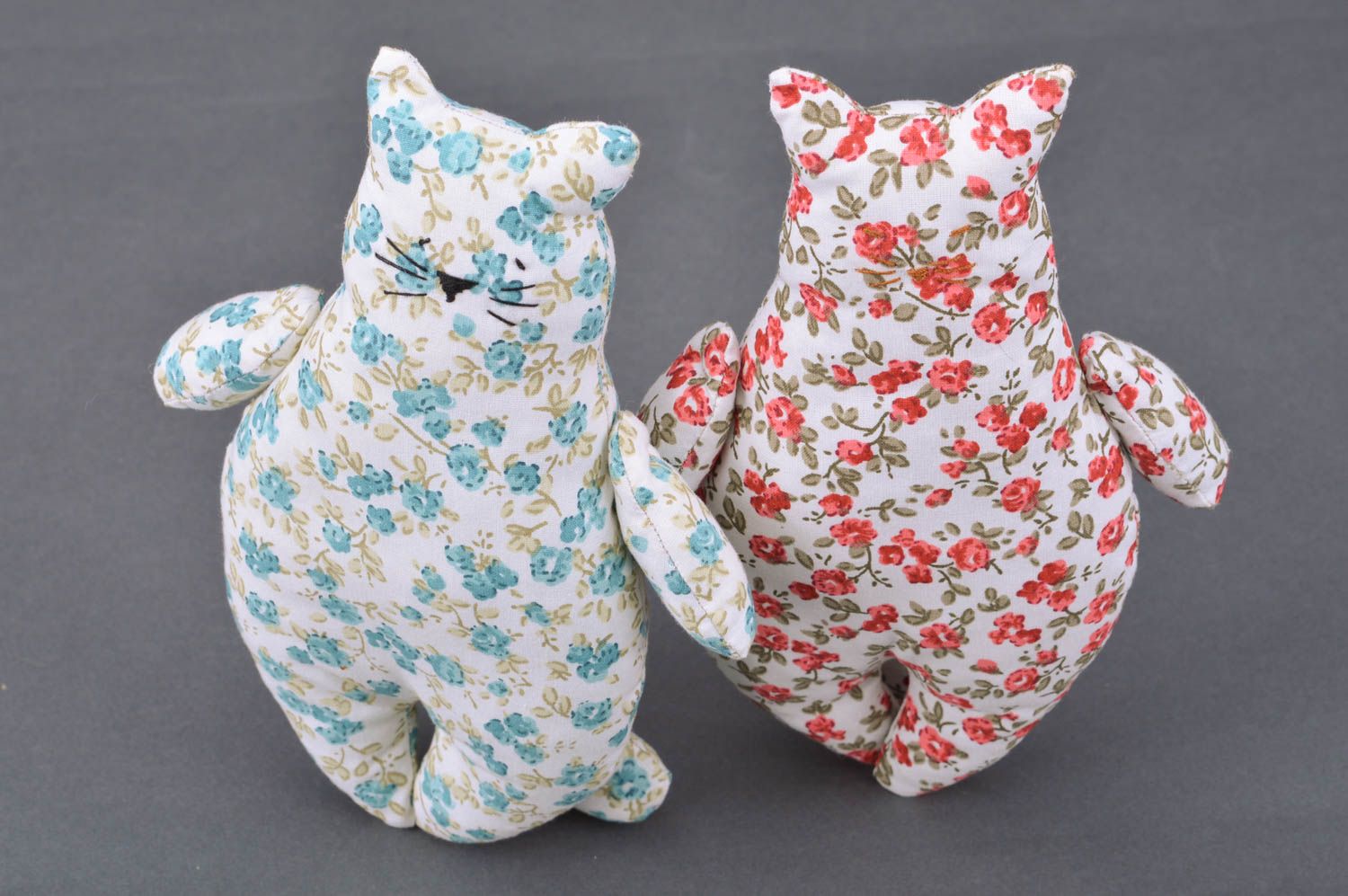 Stoff handmade Kuscheltier Set Katzen aus Baumwolle bunt gepunktet für Interieur und für Kinder foto 2