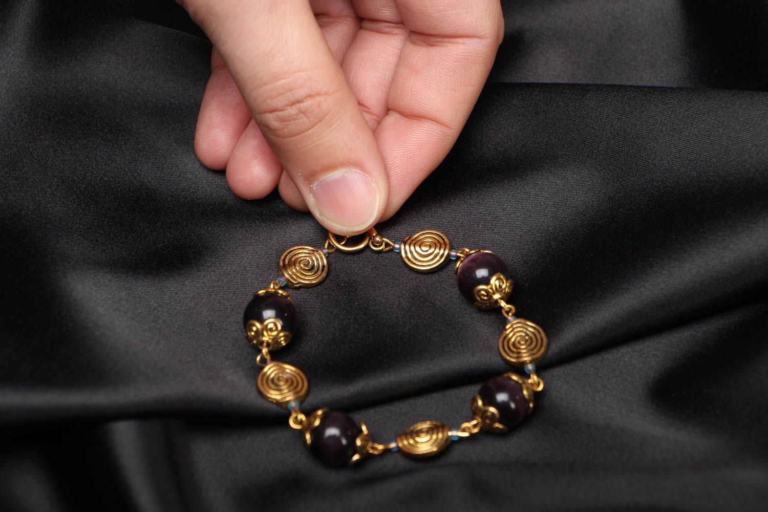 Bracelet artisanal avec perles fantaisie et métal  photo 4
