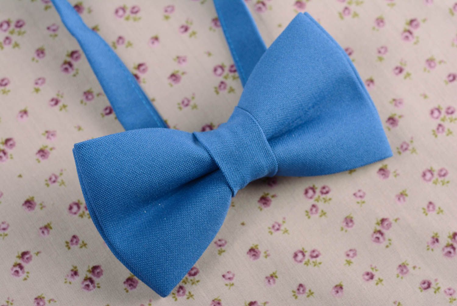 Gravata borboleta azul clara costurada à mão de gabardine foto 3