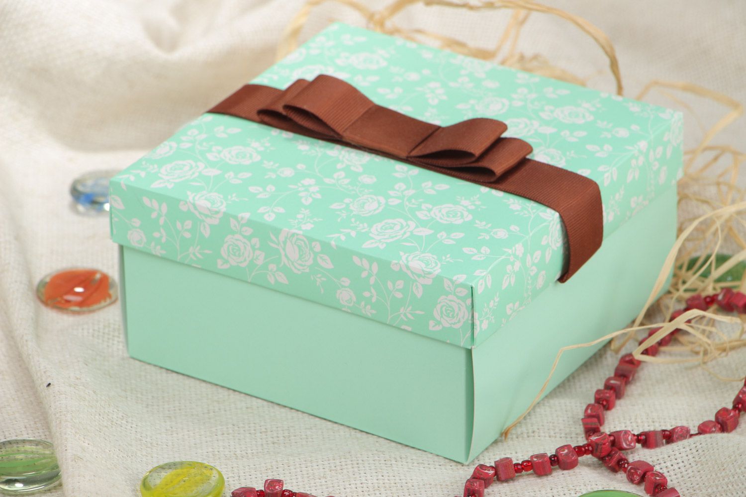 Petite boîte pour cadeaux en carton rose blanc faite main couvercle transparent photo 1