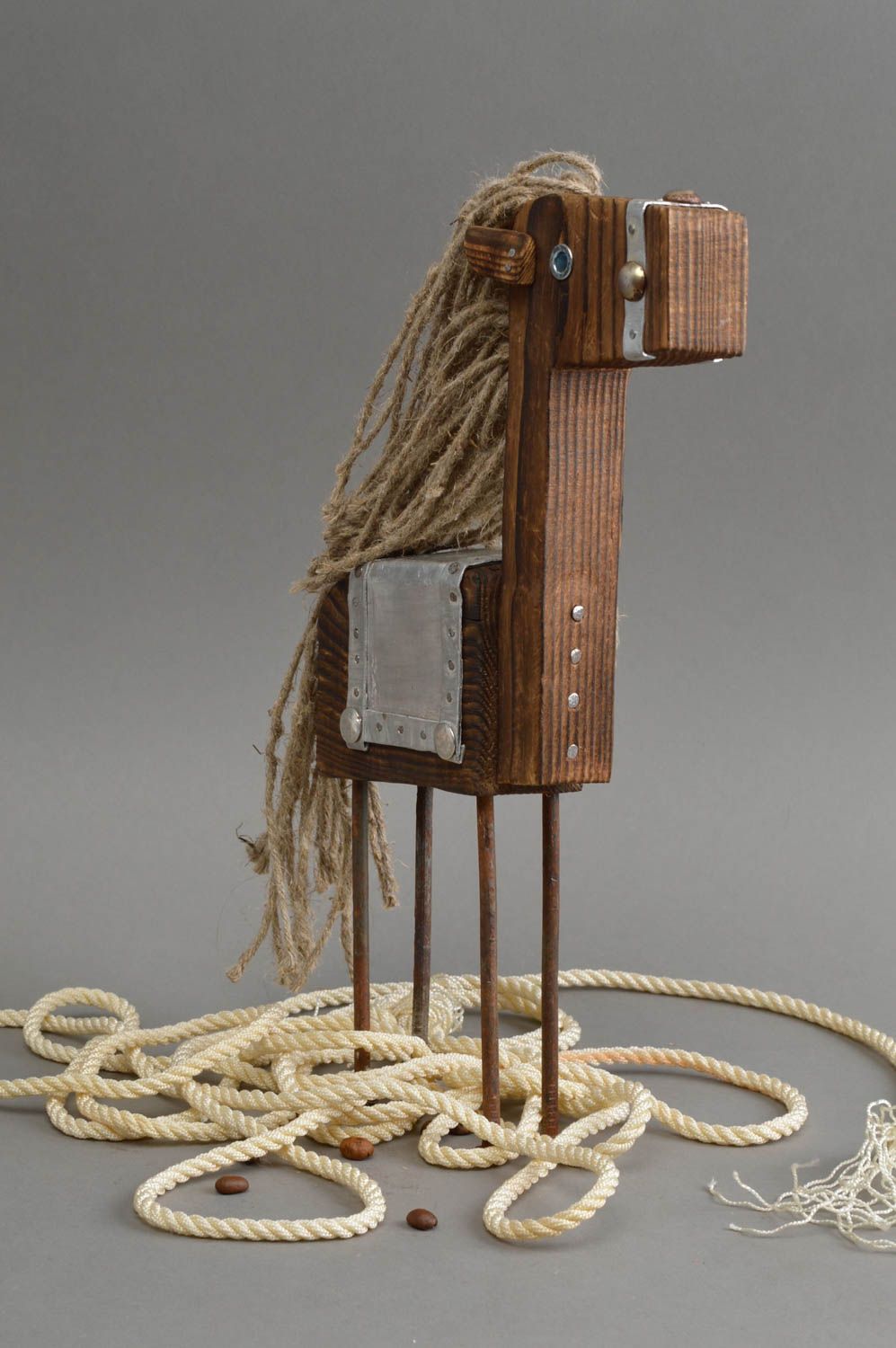 Kleine stilvolle Deko Statuette aus Holz Pferd schön künstlerische Handarbeit foto 1