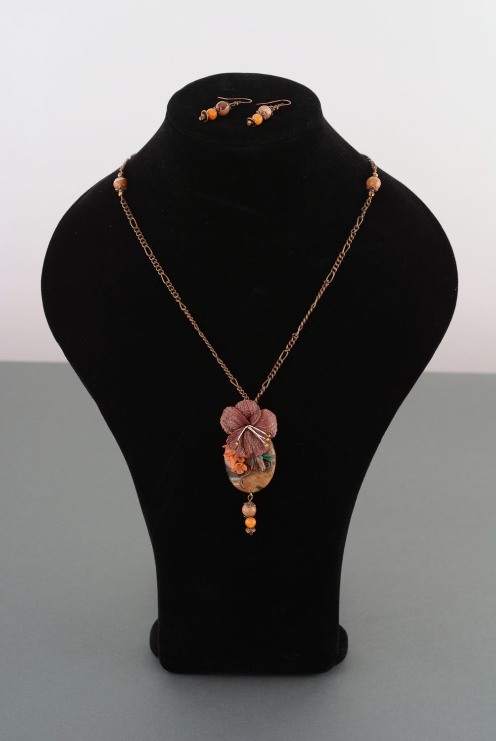 Plastic jewelry set with natural stones photo 1