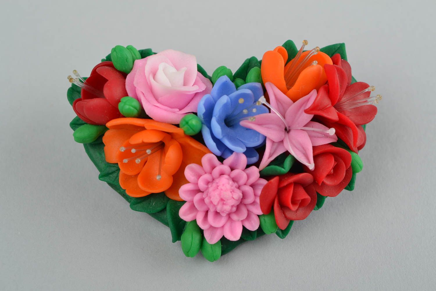 Broche de arcilla polimérica con forma de corazón de flores hecho a mano foto 1