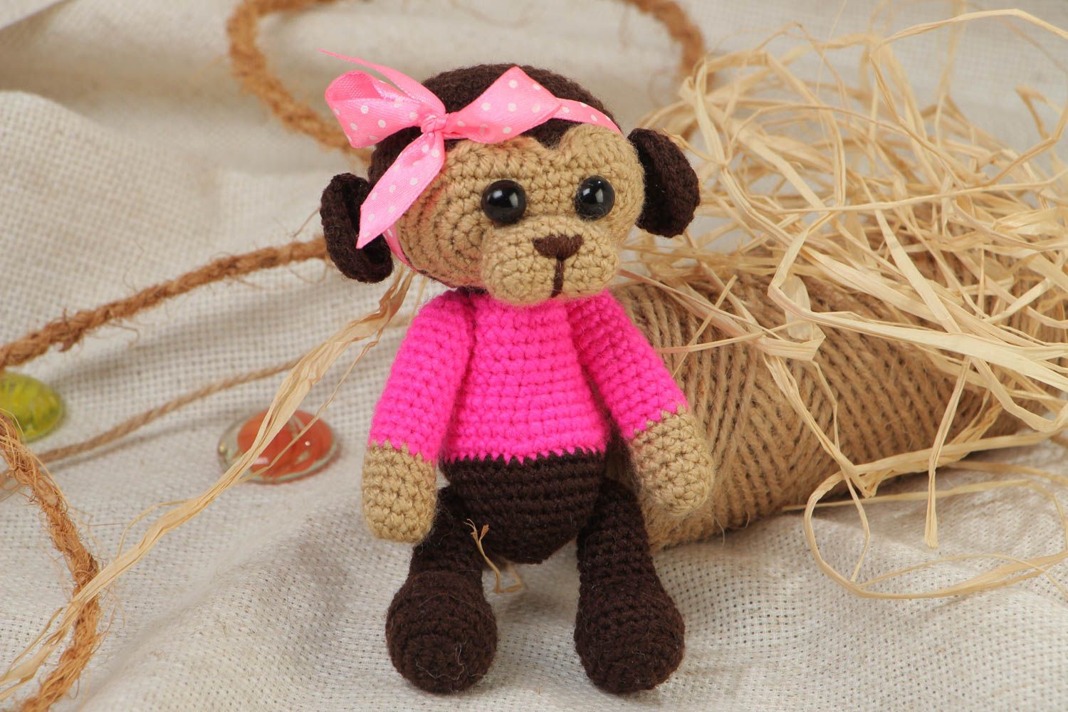 Jouet mou singe tricoté au crochet en fils acryliques fait main avec noeud photo 1