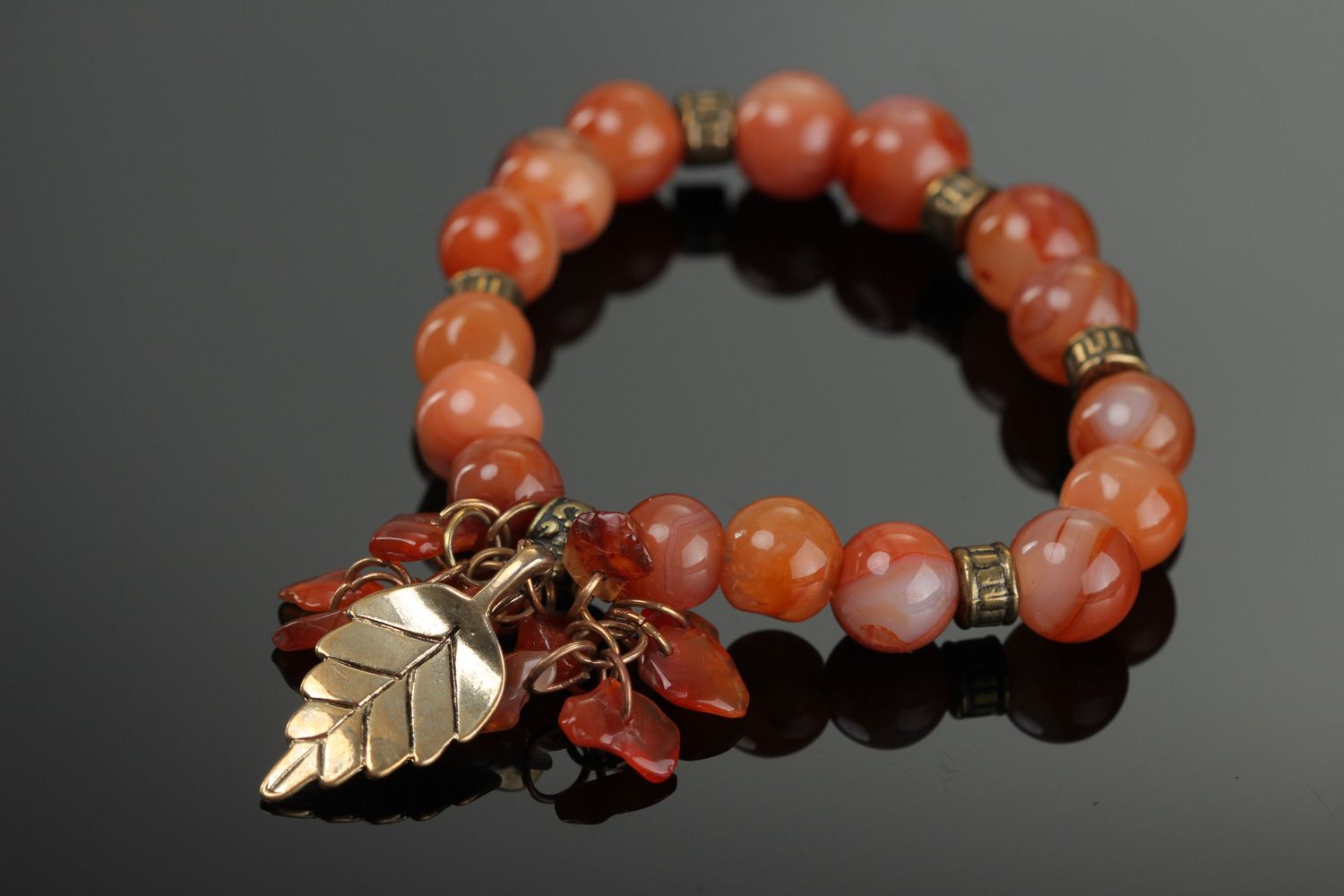 Bracelet en perles de cornaline fait main original de couleur brun pour femme photo 1