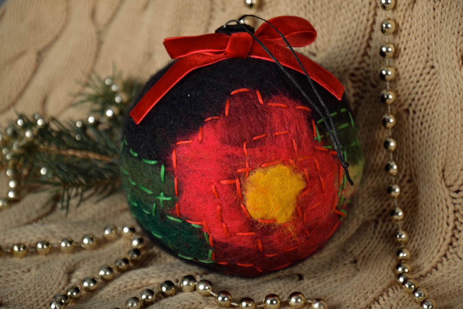 Grande bola artesanal de Natal feita de lã na técnica de feltragem foto 1