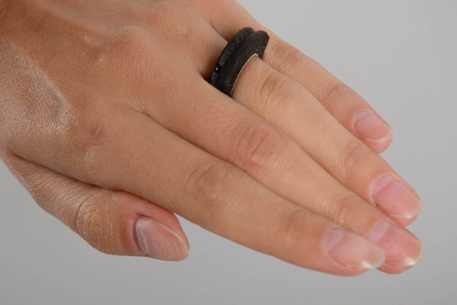 Кольцо ручной работы черное женское кольцо авторское модное кольцо из серебра фото 2
