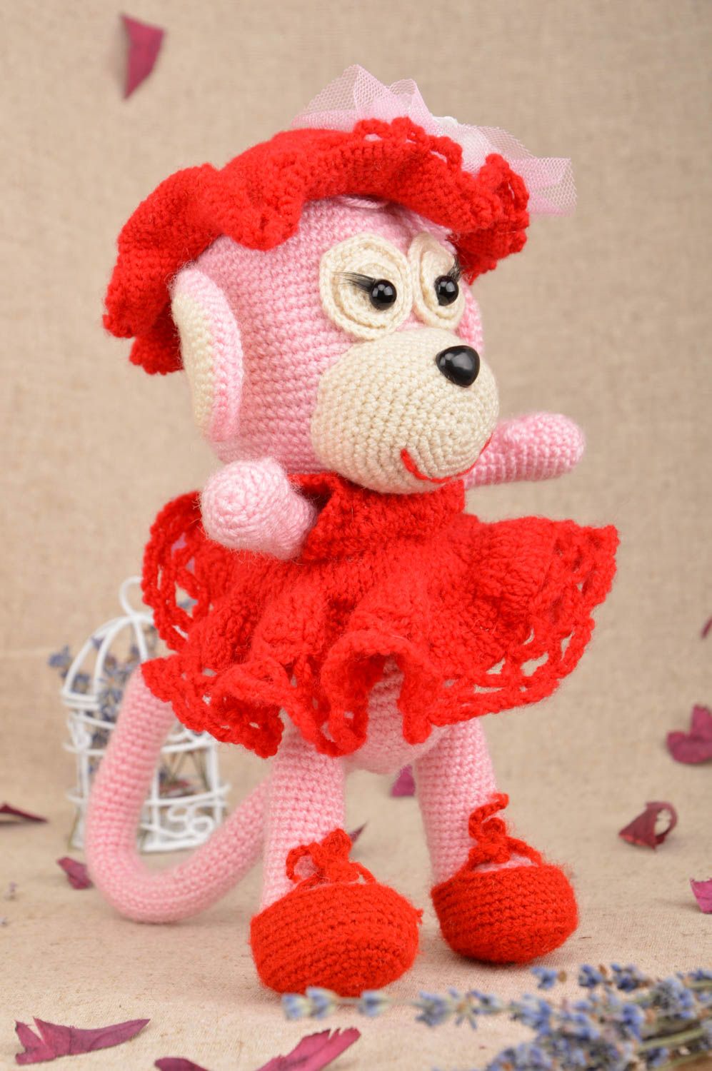 Jouet tricoté singe rose en robe rouge fait main décoration maison original photo 1