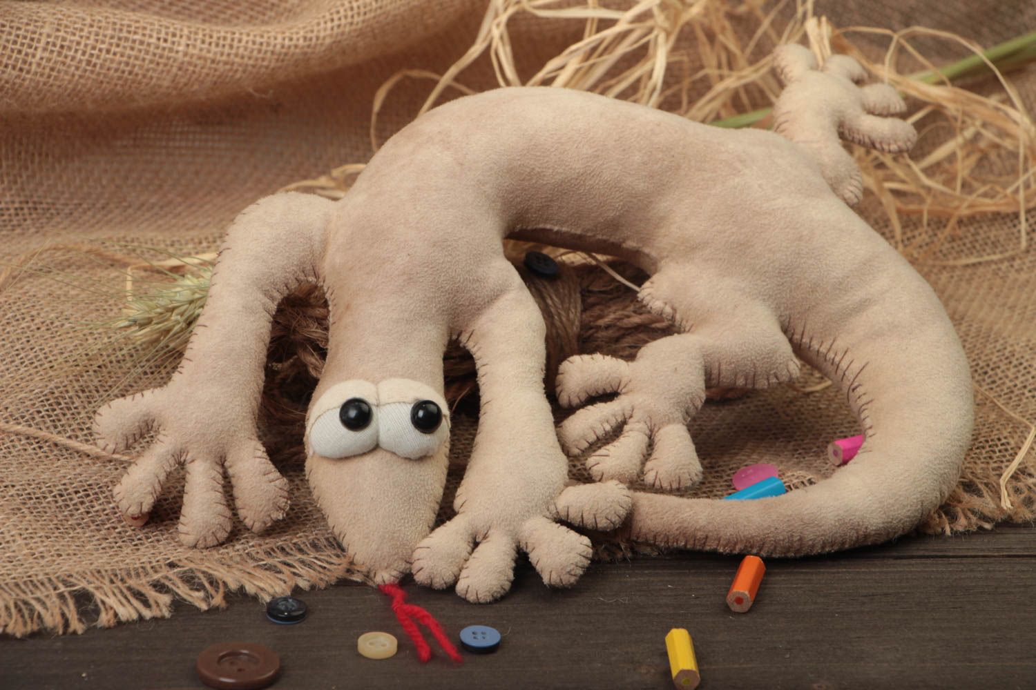 Мягкая игрушка ящерица ручной работы песочного цвета из ткани для детей фото 1