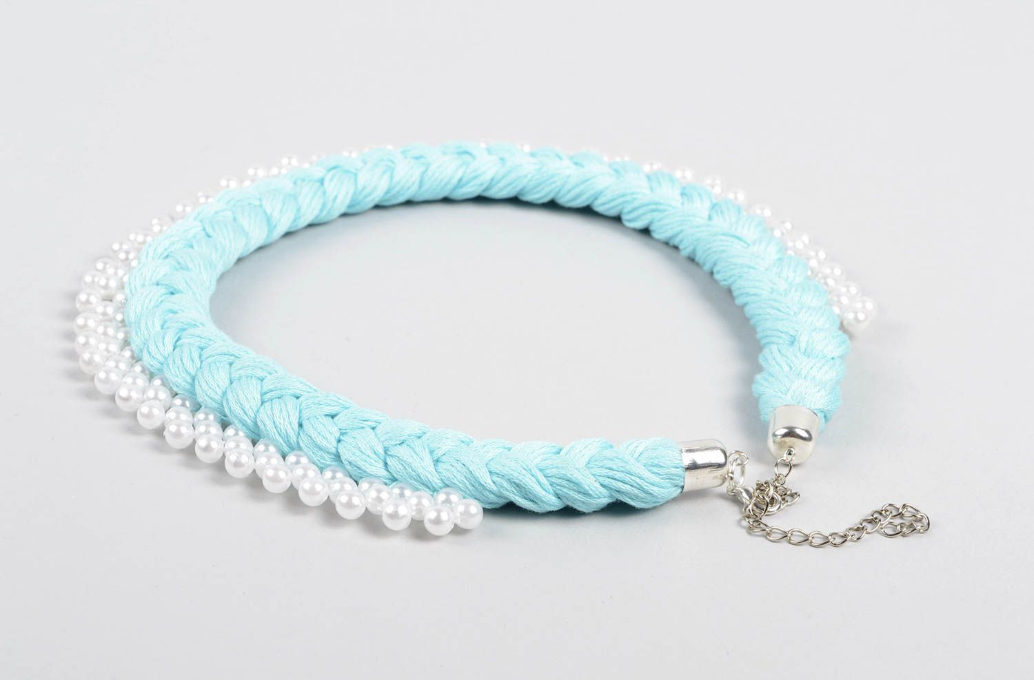 Collier textile Bijou fait main bleu ciel avec fausses perles Cadeau femme photo 3