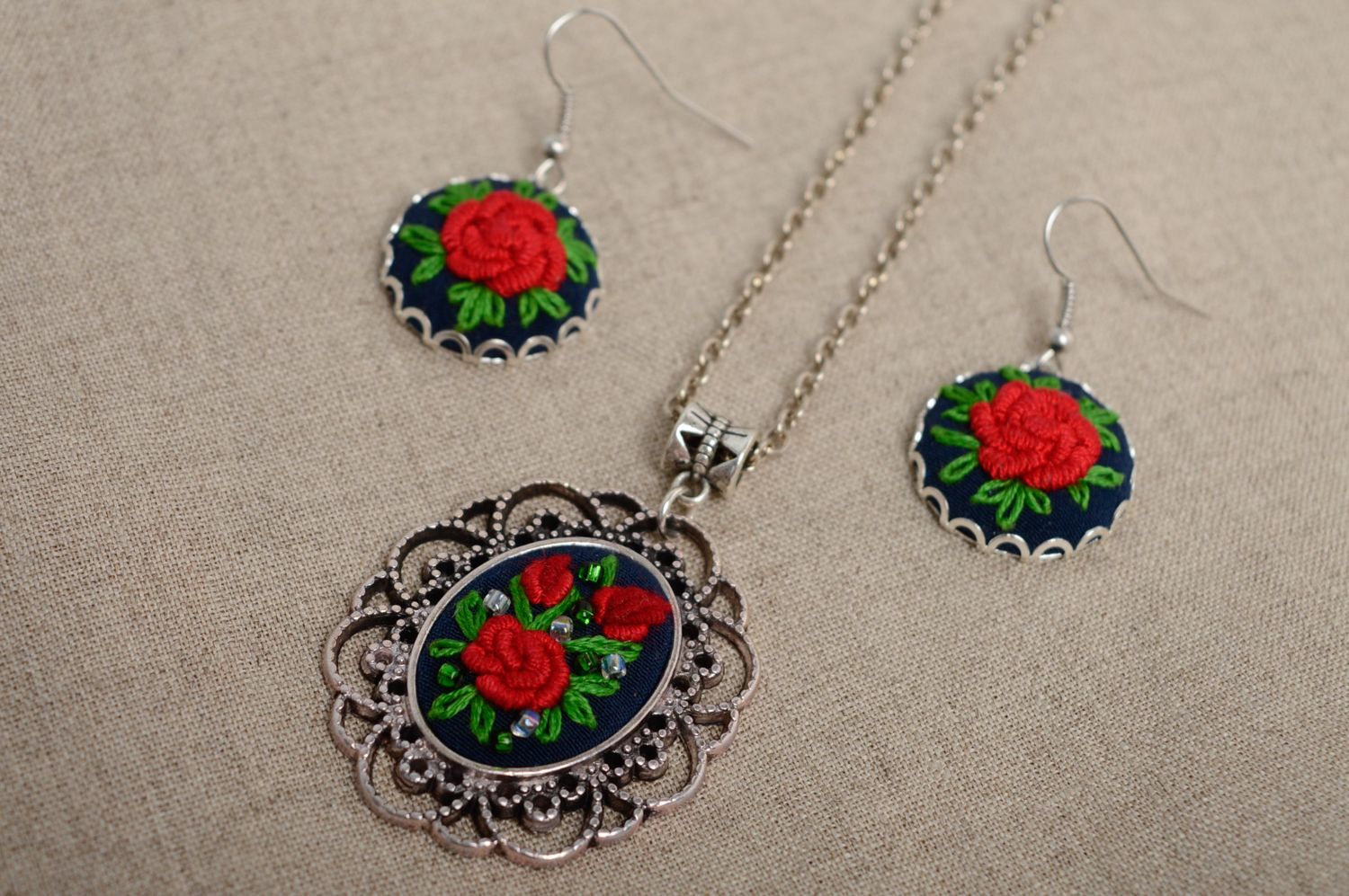 Rococo embroidered earrings and pendant photo 1