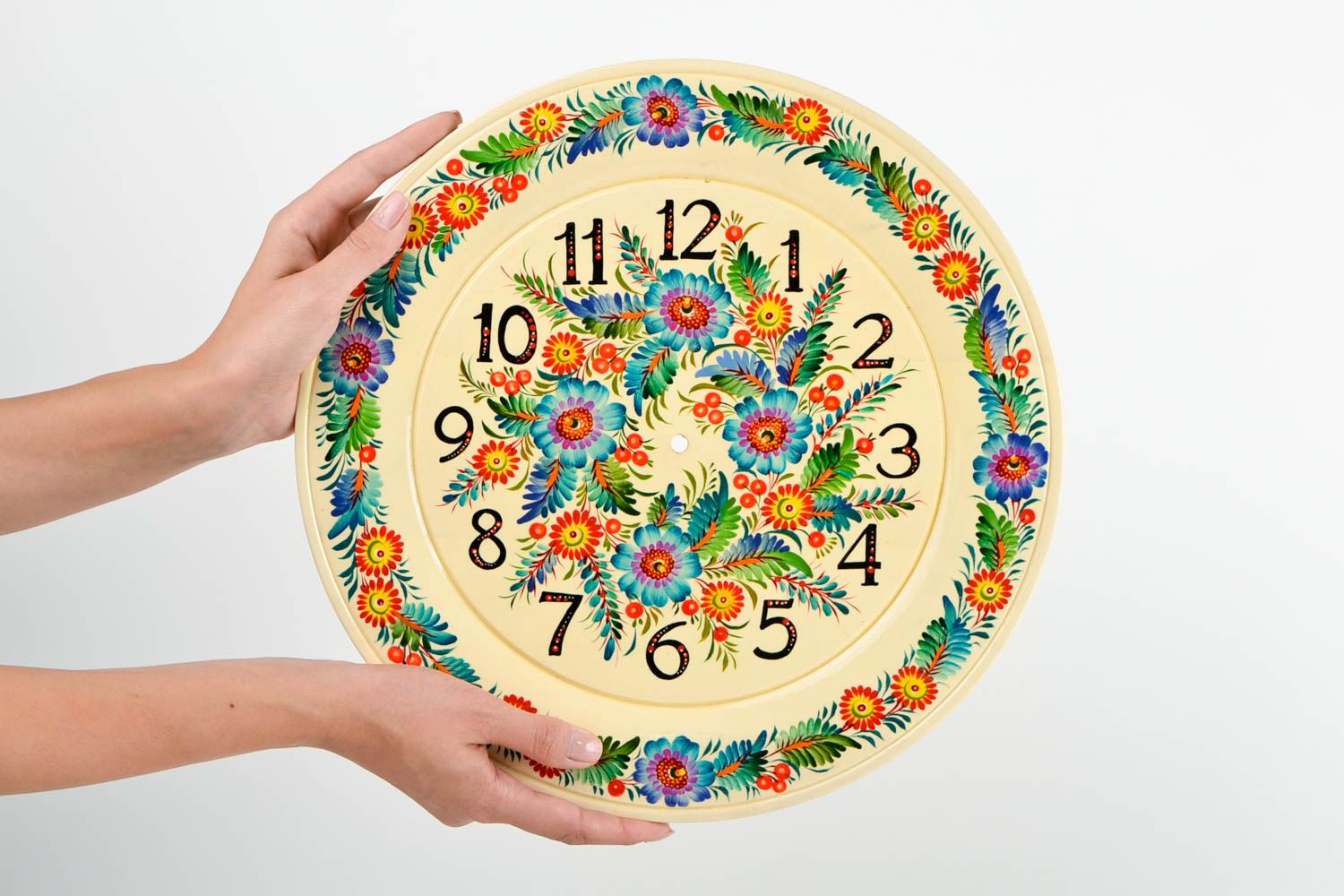 Création Horloge murale faite main en bois peinte motif floral Loisirs créatifs photo 2