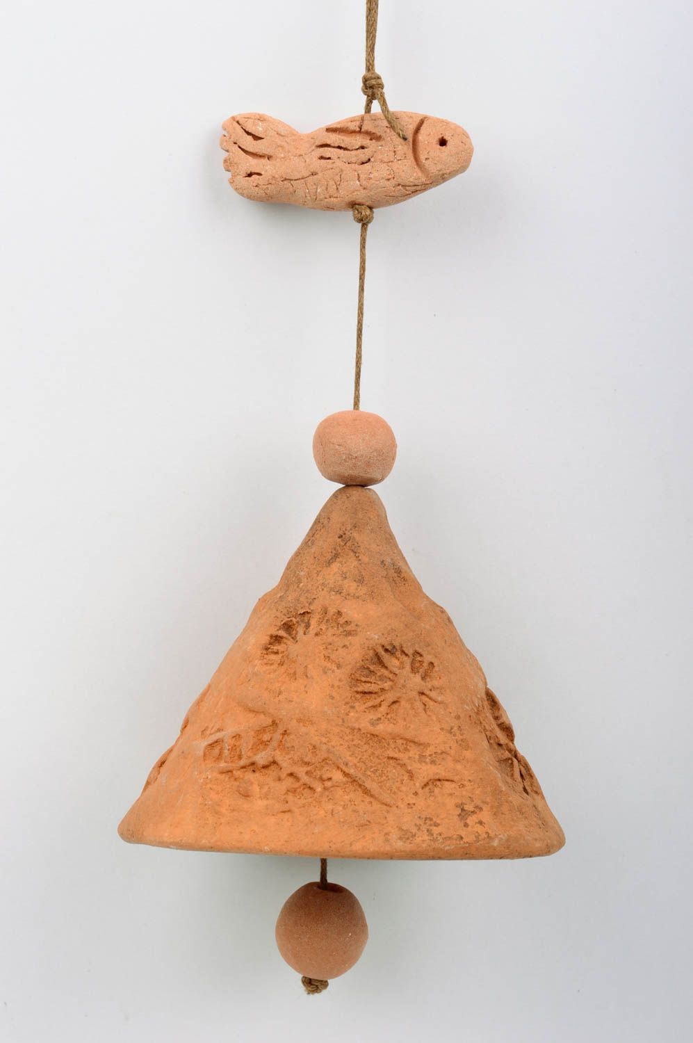 Керамический колокольчик ручной работы на шнурке с фигуркой рыбы молочение фото 2