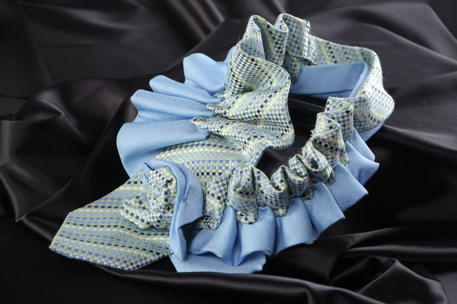 Handgemachtes ungewöhnliches voluminöses blaues Collier aus Krawatten für Frauen foto 1